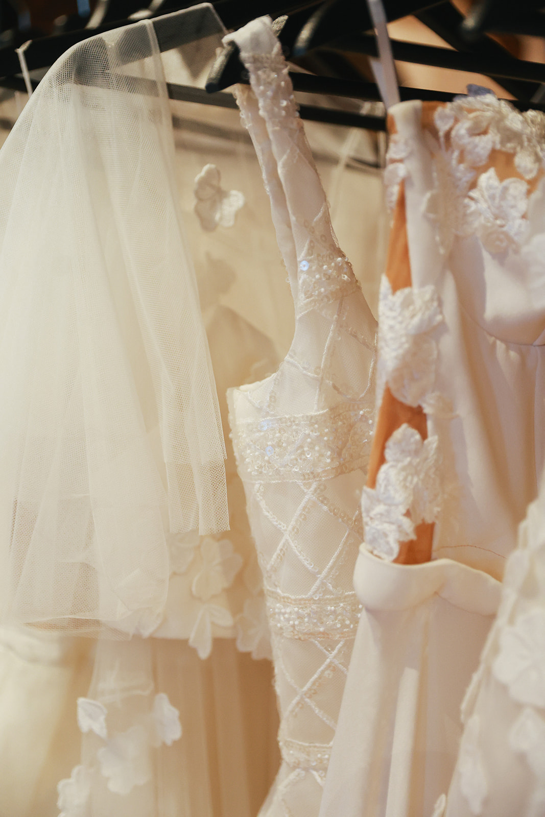 Robes de mariée exposées dans le salon d'essayage de Blanche & Brune