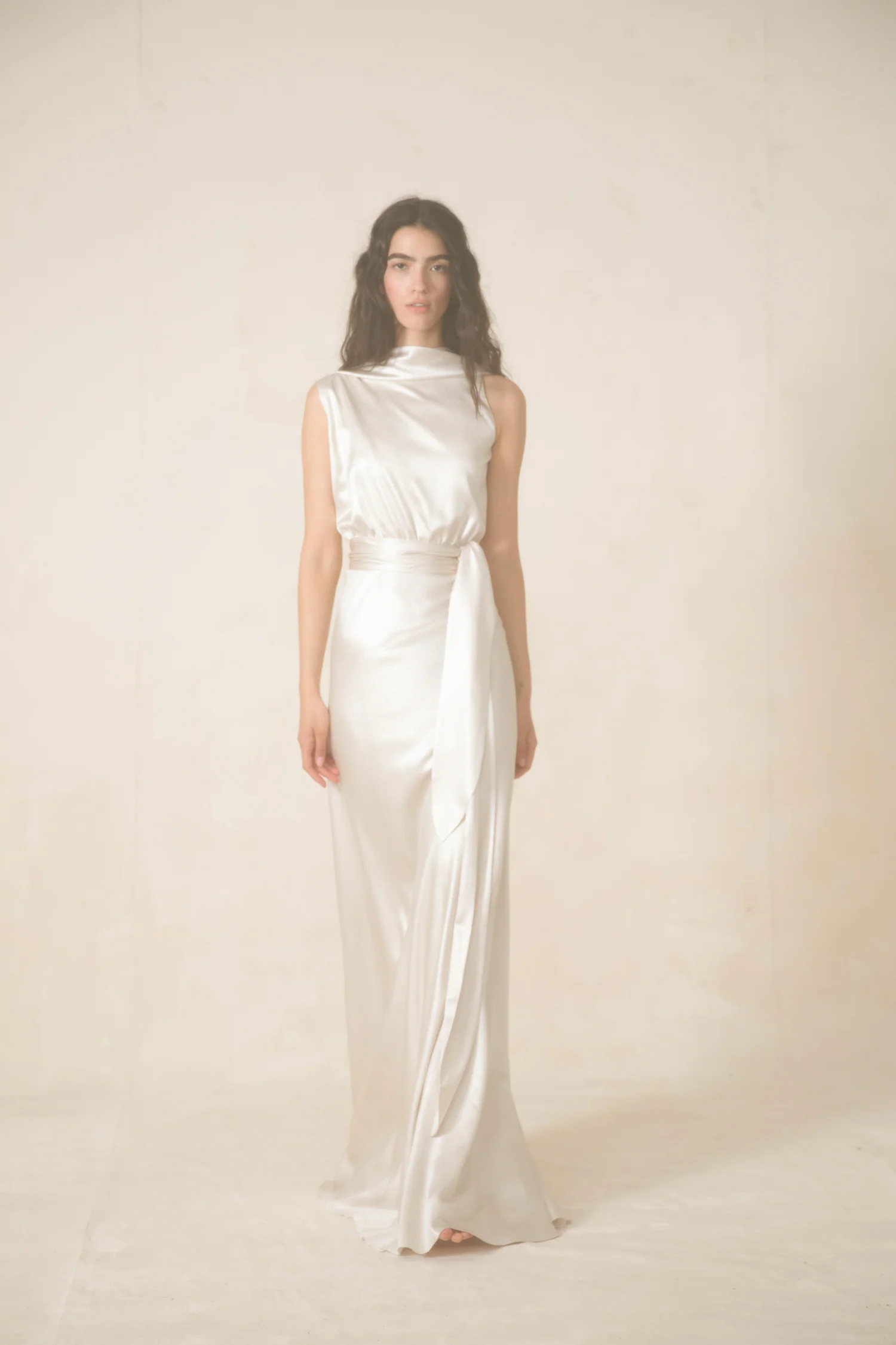 Robe de mariée Cortana Bela en satin de soie golden ivory, col drapé et taille nouée