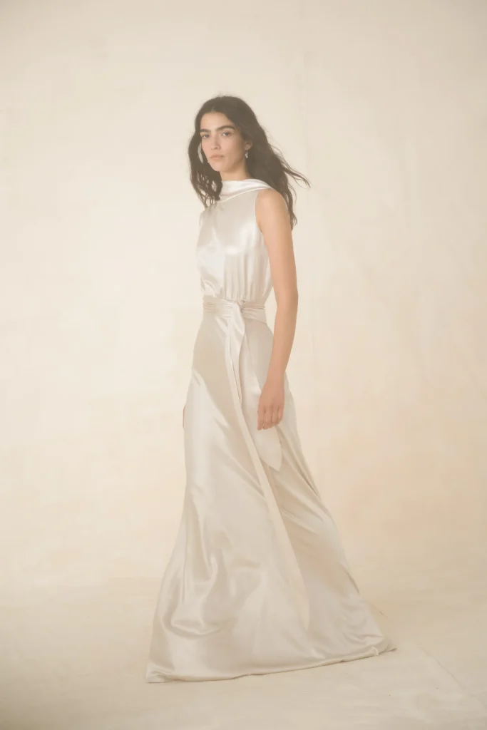 Robe de mariée Cortana Bela en satin de soie golden ivory, col drapé et taille nouée
