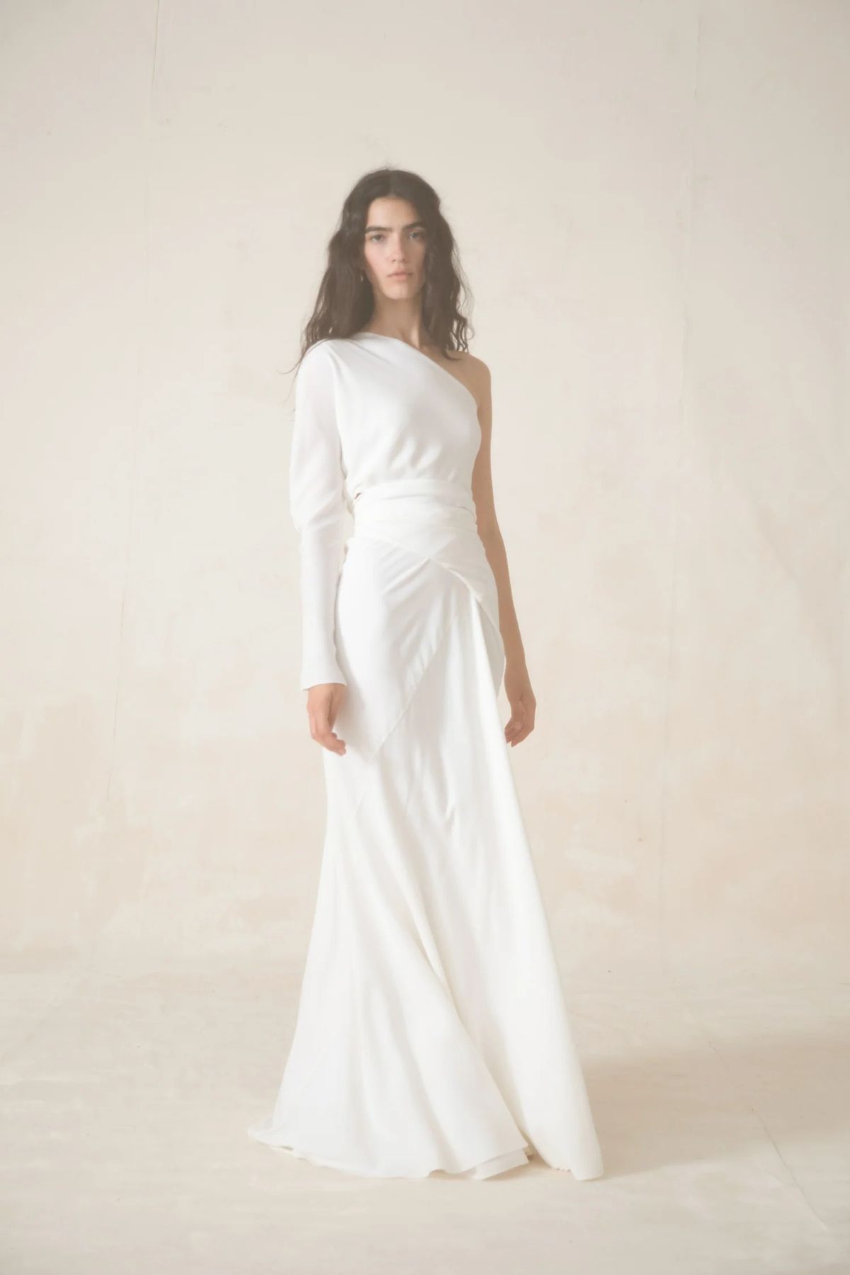 Robe de mariée Cortana Dorotea asymétrique à une manche longue, drapé à la taille