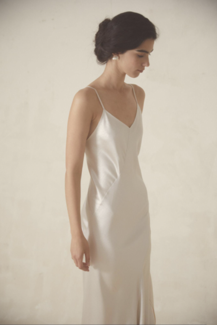 Robe de mariée Cortana Gia, robe nuisette en satin à fines bretelles et décolleté en V